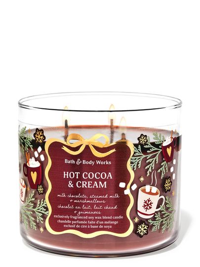 Lumânare "Hot Cocoa & Cream" cu ilustrații de căni de ciocolată caldă și frunze de ilex, Bath & Body Works.