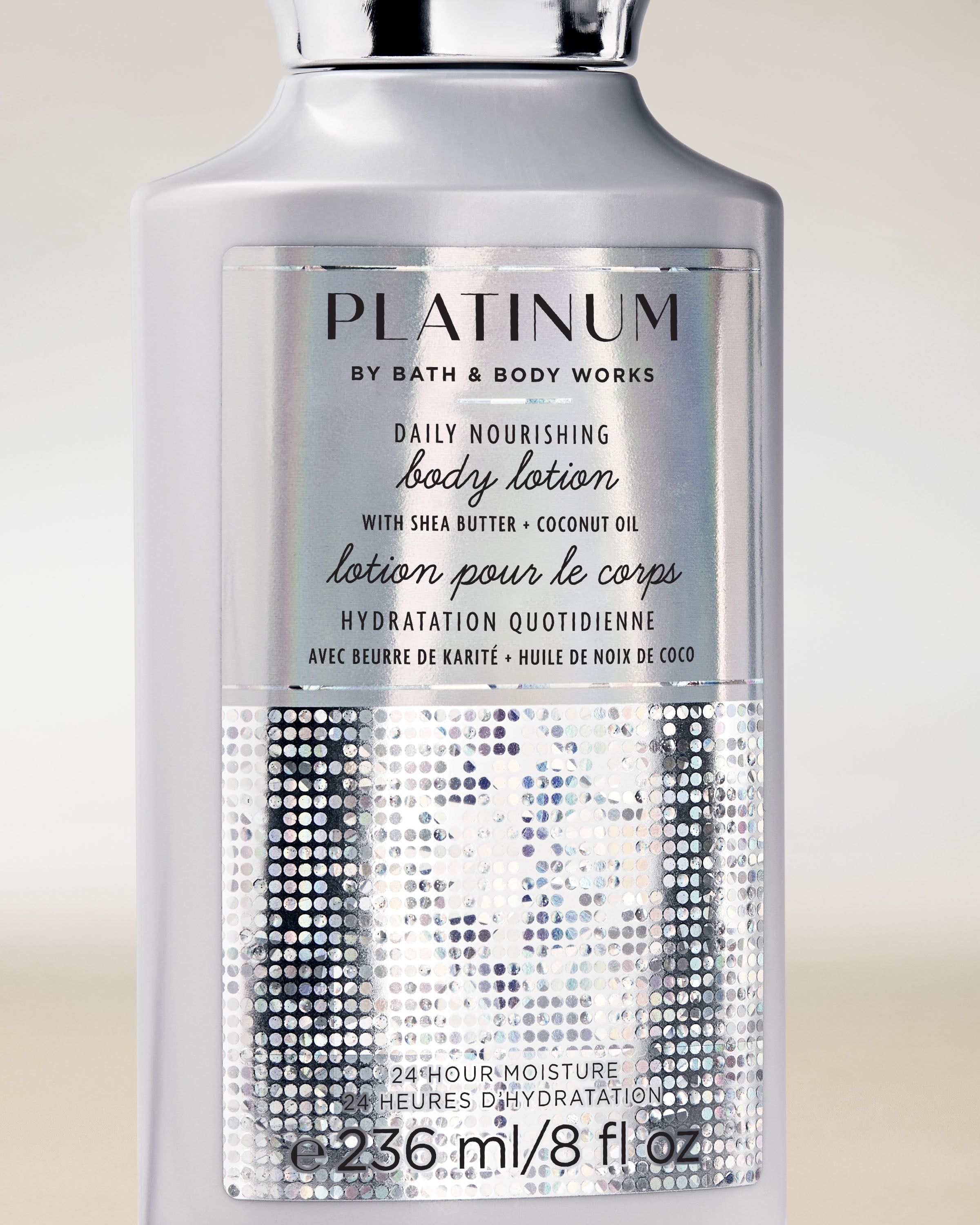 Balsam do ciała Bath & Body Works Platinum w srebrnej, połyskującej butelce 236 ml.