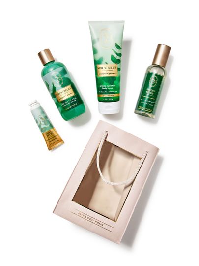 Zestaw do aromaterapii Bath & Body Works "Stress Relief: Eucalyptus & Spearmint" i jasnoróżowa torebka prezentowa.