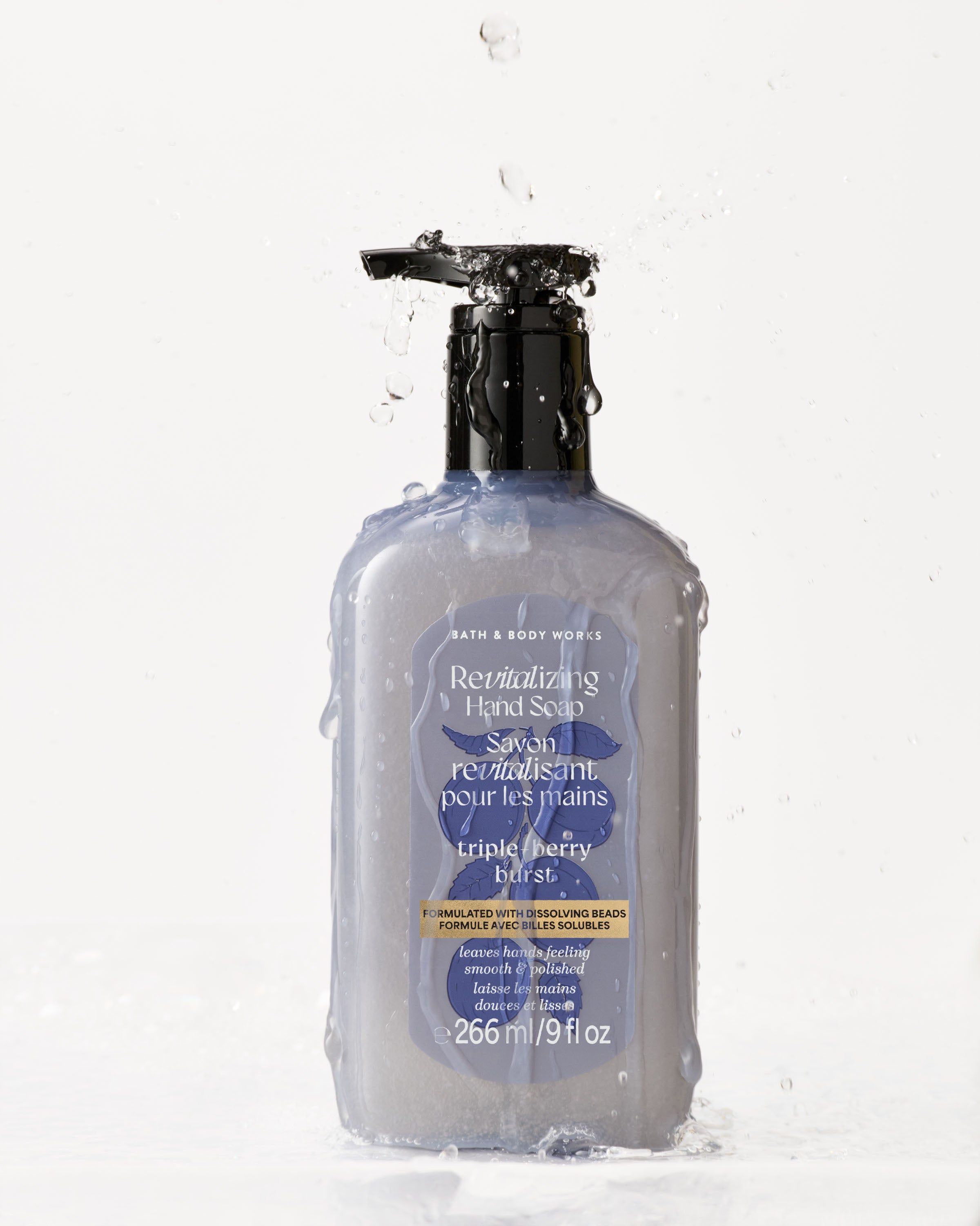 Bath & Body Works Triple Berry Burst oczyszczające mydło do rąk z pompką, 266 ml