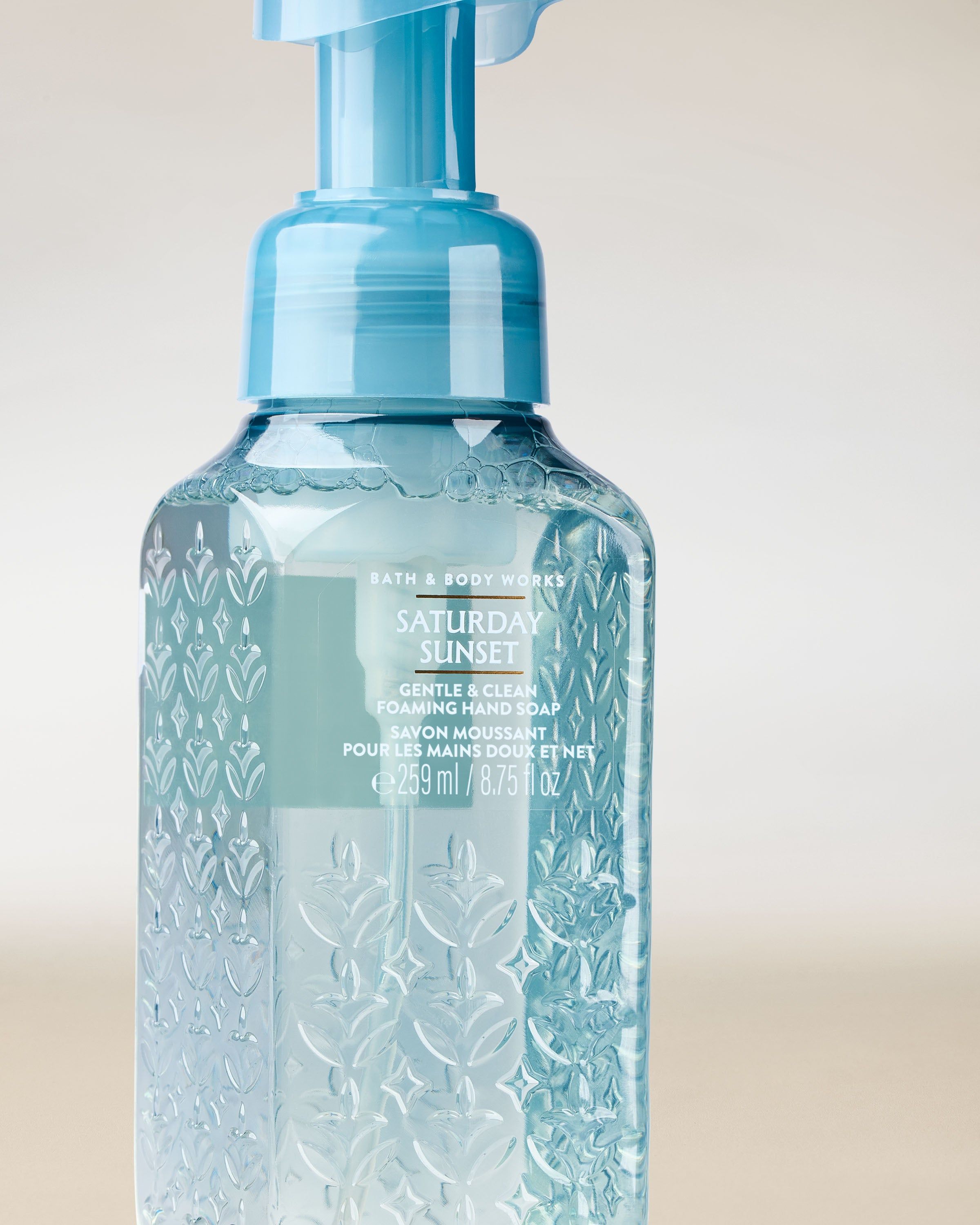 Pianka do mycia rąk Bath & Body Works Saturday Sunset 259 ml w jasnoniebieskiej butelce z pompką.