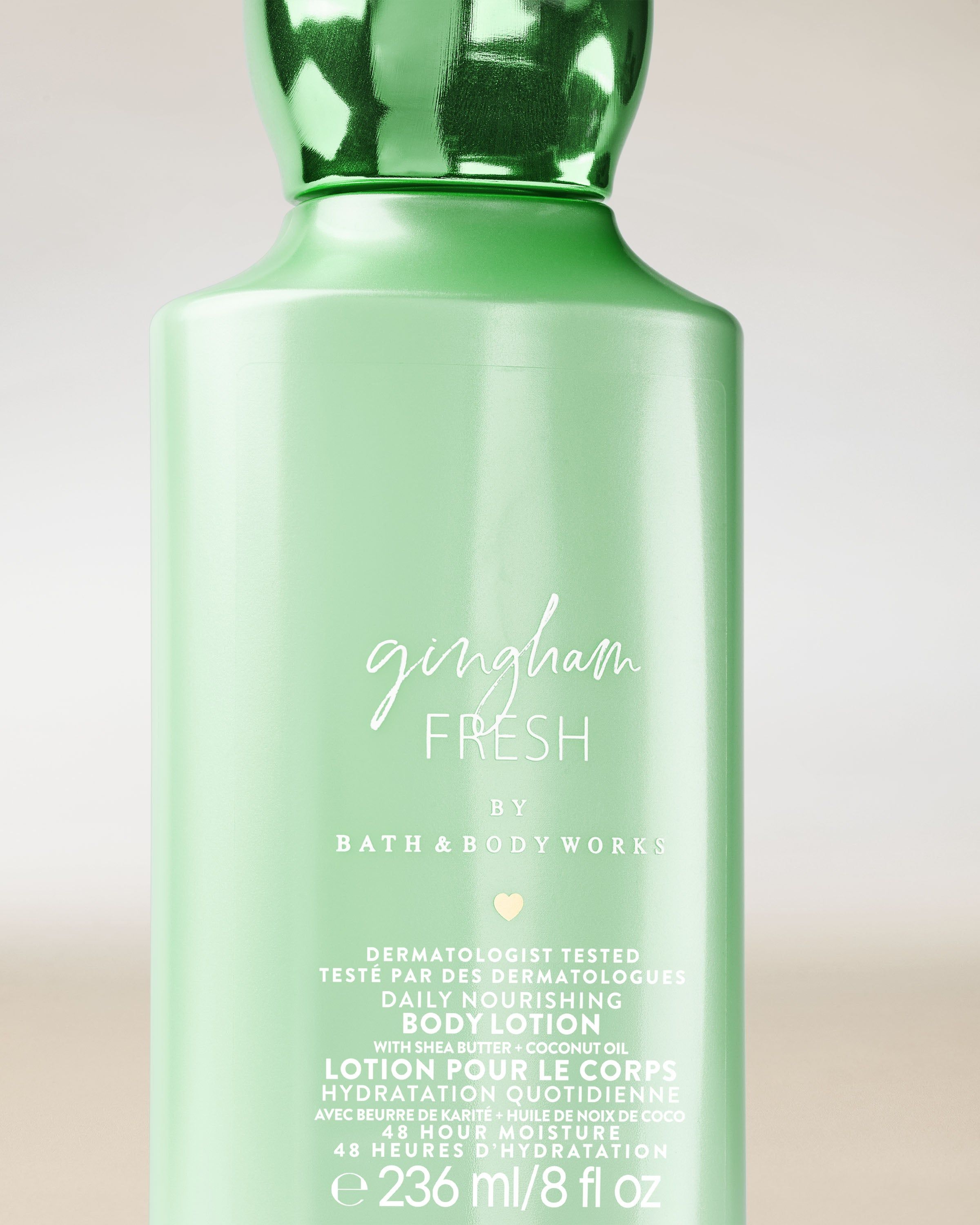 Balsam do ciała Bath & Body Works Gingham Fresh 236 ml w zielonej butelce o minimalistycznym designie.