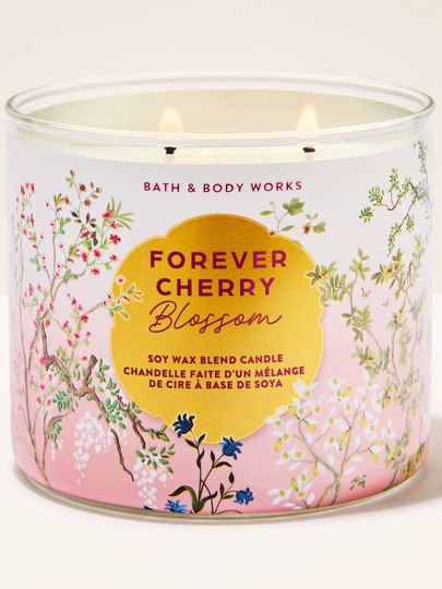 Świeca zapachowa 3‑knotowa Bath & Body Works Forever Cherry Blossom w szklanym słoju z kwiatowym wzorem.