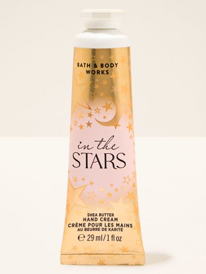 Cremă de mâini „In the Stars” cu motiv roz și stele aurii într-un ambalaj strălucitor. Bath & Body Works.