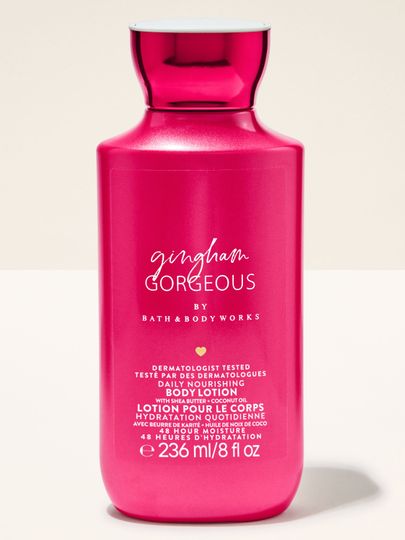 Balsam do ciała Bath & Body Works Gingham Gorgeous 236 ml w różowej butelce z minimalistyczną etykietą.